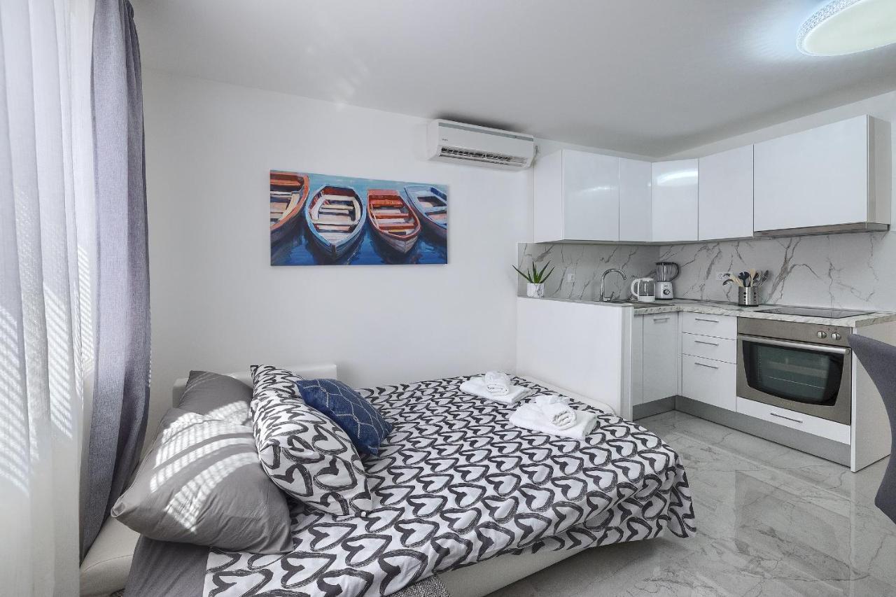 Studio Apartman Luka Pomer Esterno foto