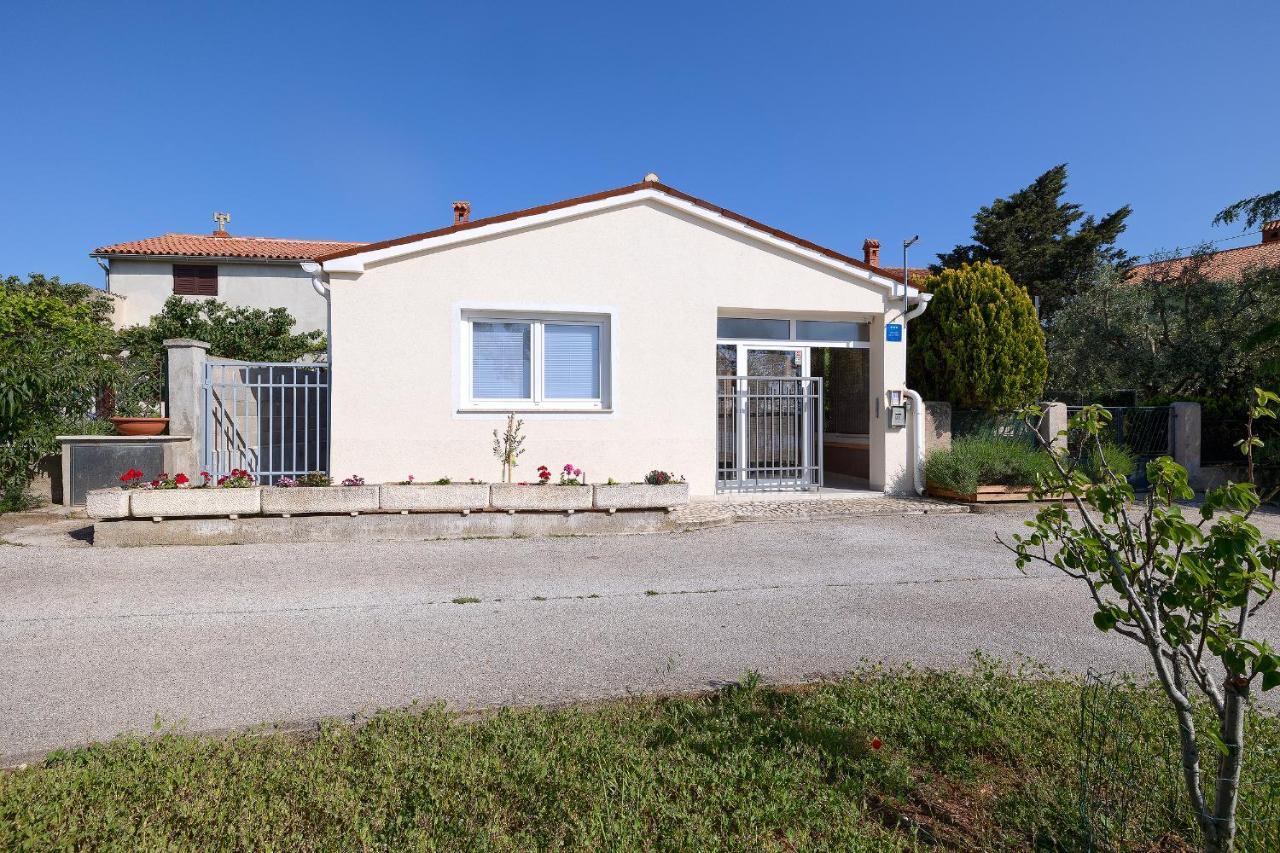 Studio Apartman Luka Pomer Esterno foto