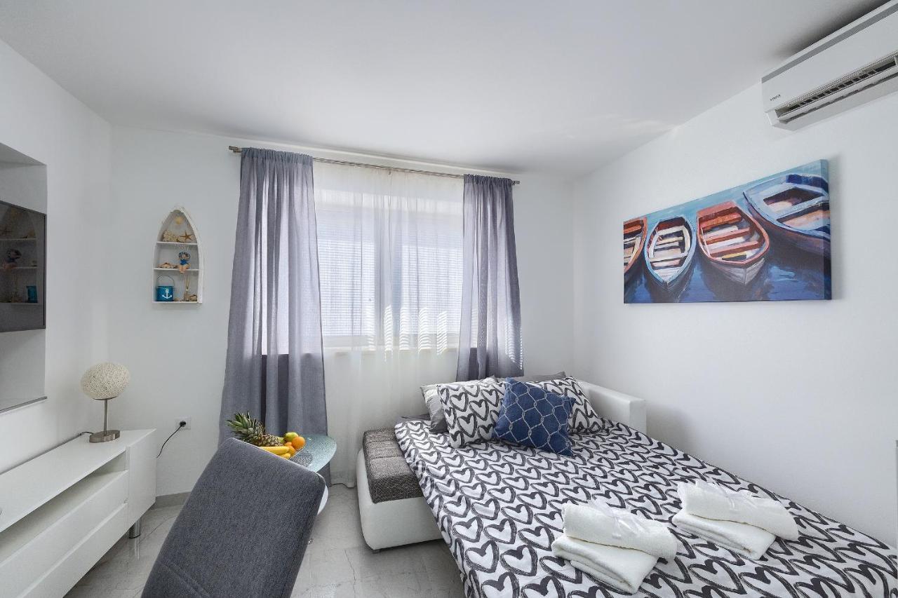 Studio Apartman Luka Pomer Esterno foto