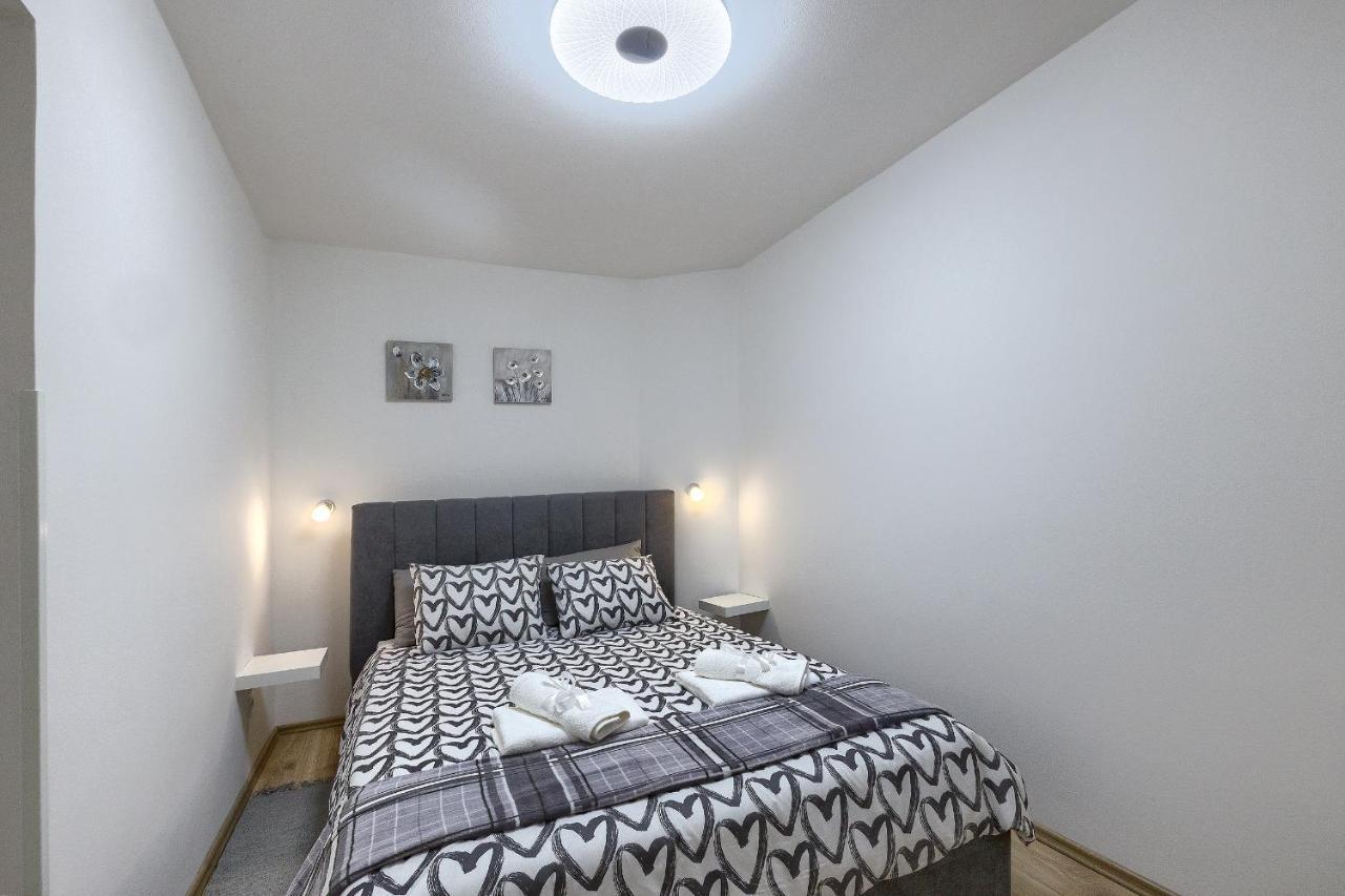 Studio Apartman Luka Pomer Esterno foto